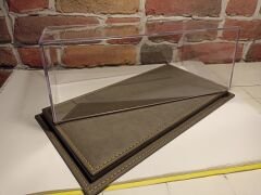 1/18 ÖLÇEK  DERİ TABANLI PLEKSİ SERGİ KUTUSU..SHOWCASE