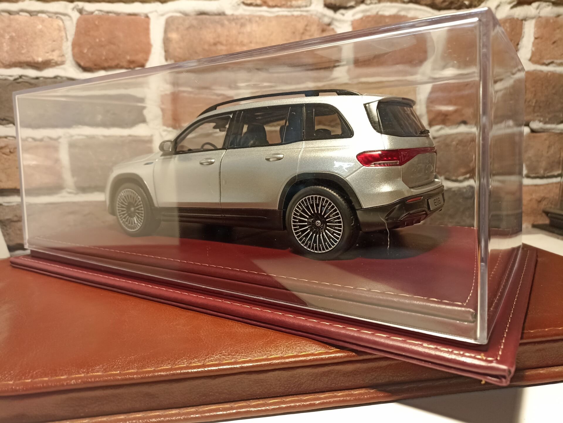 1/18 ÖLÇEKLİ DERİ TABANLI PLEKSİ SERGİ KUTUSU.