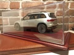 1/18 ÖLÇEKLİ DERİ TABANLI PLEKSİ SERGİ KUTUSU.