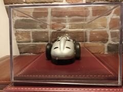 1/18 ÖLÇEKLİ DERİ TABANLI PLEKSİ SERGİ KUTUSU.