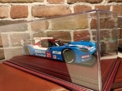 1/18 ÖLÇEKLİ DERİ TABANLI PLEKSİ SERGİ KUTUSU.