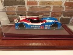 1/18 ÖLÇEKLİ DERİ TABANLI PLEKSİ SERGİ KUTUSU.