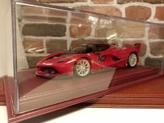 1/18 ÖLÇEKLİ DERİ TABANLI PLEKSİ SERGİ KUTUSU.