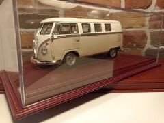 1/18 ÖLÇEKLİ DERİ TABANLI PLEKSİ SERGİ KUTUSU.