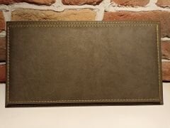 1/18 ÖLÇEKLİ 'ANTRASİT DERİ ÜZERİNE BEJ İPLİK DİKİŞLİ' PLEKSİ SERGİ KUTUSU.