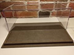 1/18 ÖLÇEKLİ DERİ TABANLI PLEKSİ SERGİ KUTUSU.