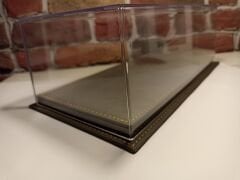1/18 ÖLÇEKLİ DERİ TABANLI PLEKSİ SERGİ KUTUSU.