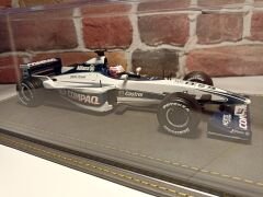 1/18 ÖLÇEKLİ DERİ TABANLI PLEKSİ SERGİ KUTUSU.