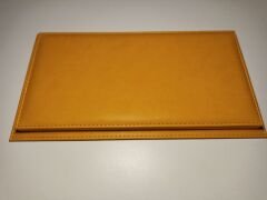 1/18 ÖLÇEK DERİ TABANLI PLEKSİ SERGİ KUTUSU.