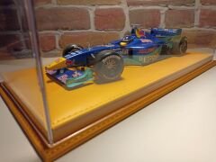 1/18 ÖLÇEK DERİ TABANLI PLEKSİ SERGİ KUTUSU.