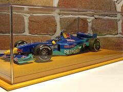 1/18 ÖLÇEK 'SARI (HARDAL) DERİ ÜZERİNE, SARI DİKİŞ'TABANLI PLEKSİ SERGİ KUTUSU.