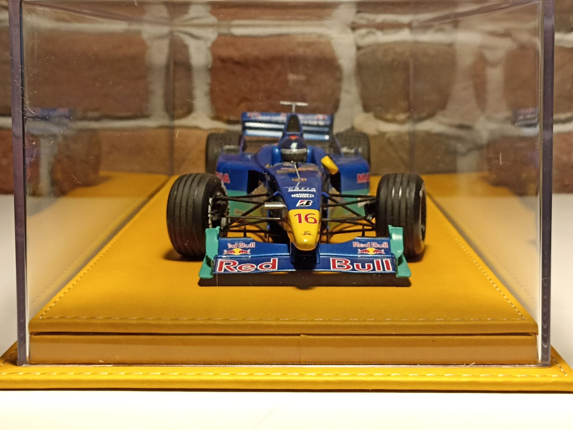 1/18 ÖLÇEK DERİ TABANLI PLEKSİ SERGİ KUTUSU.