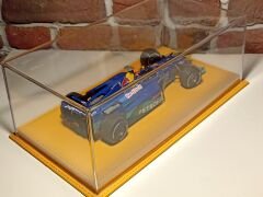 1/18 ÖLÇEK 'SARI (HARDAL) DERİ ÜZERİNE, SARI DİKİŞ'TABANLI PLEKSİ SERGİ KUTUSU.