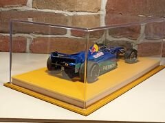 1/18 ÖLÇEK DERİ TABANLI PLEKSİ SERGİ KUTUSU.