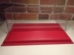 1/18 ÖLÇEK 'KIRMIZI DERİ ÜZERİNE, BEJ DİKİŞ' TABANLI PLEKSİ SERGİ KUTUSU.