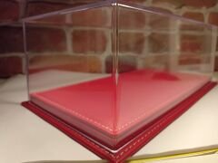 1/18 ÖLÇEK DERİ TABANLI PLEKSİ SERGİ KUTUSU.