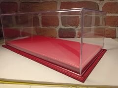 1/18 ÖLÇEK 'KIRMIZI DERİ ÜZERİNE, BEJ DİKİŞ' TABANLI PLEKSİ SERGİ KUTUSU.