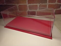 1/18 ÖLÇEK DERİ TABANLI PLEKSİ SERGİ KUTUSU.