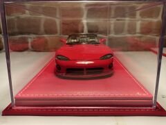 1/18 ÖLÇEK DERİ TABANLI PLEKSİ SERGİ KUTUSU.