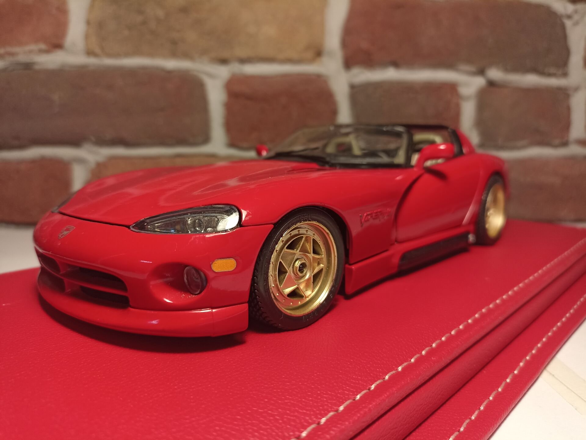 1/18 ÖLÇEK DERİ TABANLI PLEKSİ SERGİ KUTUSU.