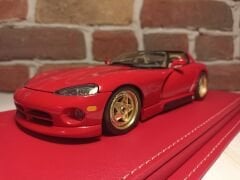 1/18 ÖLÇEK DERİ TABANLI PLEKSİ SERGİ KUTUSU.