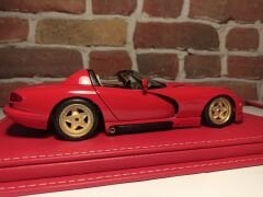 1/18 ÖLÇEK 'KIRMIZI DERİ ÜZERİNE, BEJ DİKİŞ' TABANLI PLEKSİ SERGİ KUTUSU.