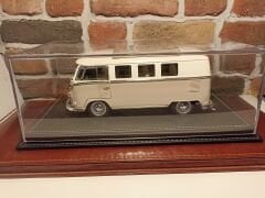 1/18 ÖLÇEKLİ DERİ TABANLI PLEKSİ SERGİ KUTUSU..