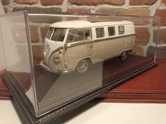 1/18 ÖLÇEKLİ DERİ TABANLI PLEKSİ SERGİ KUTUSU..