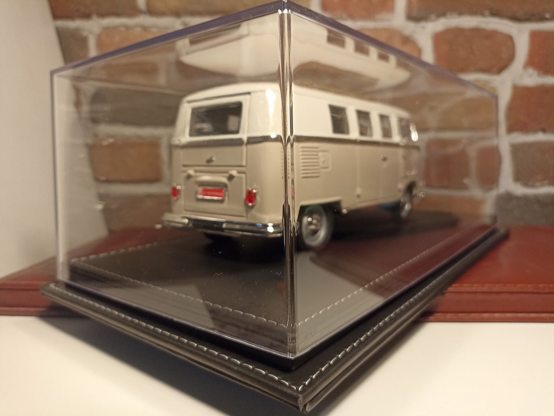 1/18 ÖLÇEKLİ DERİ TABANLI PLEKSİ SERGİ KUTUSU..