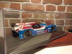 1/18 ÖLÇEKLİ DERİ TABANLI PLEKSİ SERGİ KUTUSU..