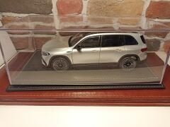 1/18 ÖLÇEKLİ DERİ TABANLI PLEKSİ SERGİ KUTUSU..