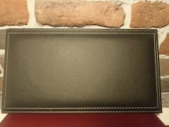 1/18 ÖLÇEKLİ DERİ TABANLI PLEKSİ SERGİ KUTUSU..