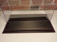 1/18 ÖLÇEK DEERİ TABANLI PLEKSİ SERGİ KUTUSU.