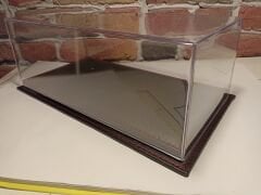 1/18 ÖLÇEK DEERİ TABANLI PLEKSİ SERGİ KUTUSU.