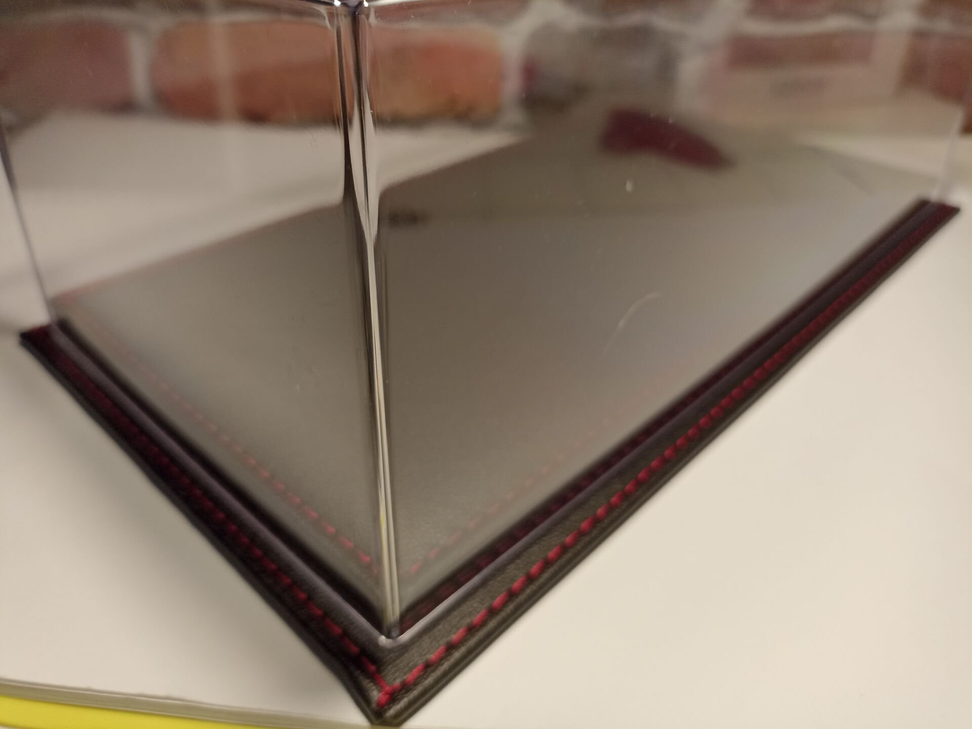 1/18 ÖLÇEK DEERİ TABANLI PLEKSİ SERGİ KUTUSU.