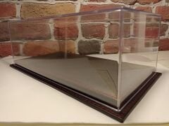 1/18 ÖLÇEK 'SİYAH DERİ ÜZERİNE, KIRMIZI DİKİŞ' TABANLI PLEKSİ SERGİ KUTUSU.