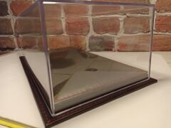 1/18 ÖLÇEK DEERİ TABANLI PLEKSİ SERGİ KUTUSU.