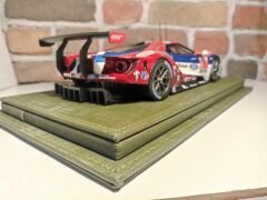 1/18 ÖLÇEK MODELLER İÇİN DERİ TABANLI PLEKSİ SERGİ KUTUSU.