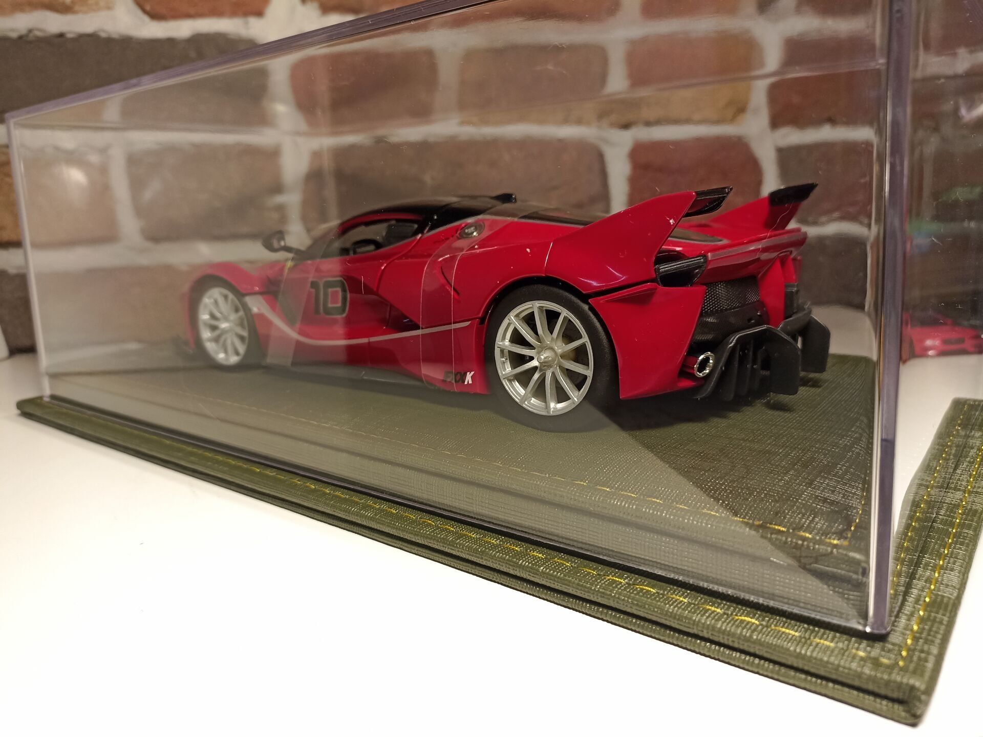 1/18 ÖLÇEK MODELLER İÇİN DERİ TABANLI PLEKSİ SERGİ KUTUSU.