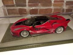 1/18 ÖLÇEK MODELLER İÇİN DERİ TABANLI PLEKSİ SERGİ KUTUSU.