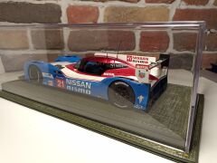 1/18 ÖLÇEK MODELLER İÇİN DERİ TABANLI PLEKSİ SERGİ KUTUSU.