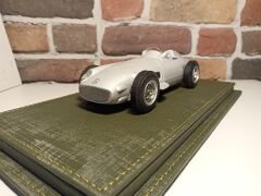 1/18 ÖLÇEK MODELLER İÇİN DERİ TABANLI PLEKSİ SERGİ KUTUSU.