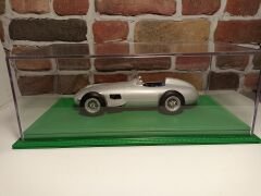 1/18 ÖLÇEKLİ MODELLER İÇİN,AÇIK YEŞİL RENK DERİ TABANLI PLEKSİ KUTU..CASE