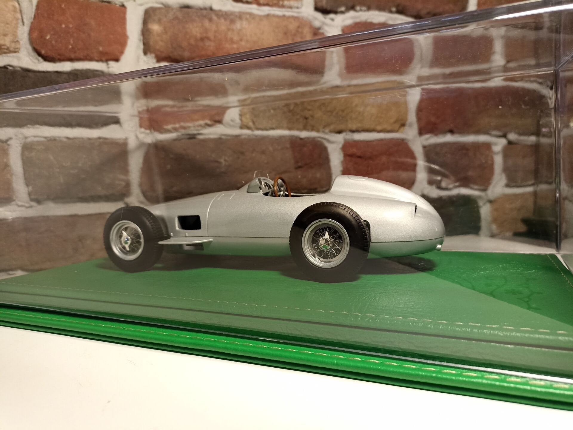 1/18 ÖLÇEKLİ MODELLER İÇİN,AÇIK YEŞİL RENK DERİ TABANLI PLEKSİ KUTU..CASE