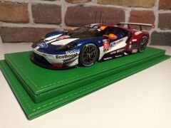 1/18 ÖLÇEKLİ MODELLER İÇİN,AÇIK YEŞİL RENK DERİ TABANLI PLEKSİ KUTU..CASE