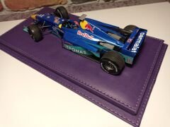 1/18 ÖLÇEK MODELLER İÇİN'MOR DERİ,MOR İPLİK'TABANLI PLEKSİ KUTU.CASE