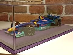 1/18 ÖLÇEK MODELLER İÇİN'MOR DERİ,MOR İPLİK'TABANLI PLEKSİ KUTU.CASE