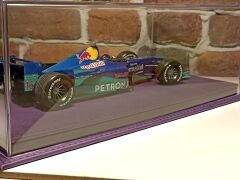 1/18 ÖLÇEK MODELLER İÇİN'MOR DERİ,MOR İPLİK'TABANLI PLEKSİ KUTU.CASE