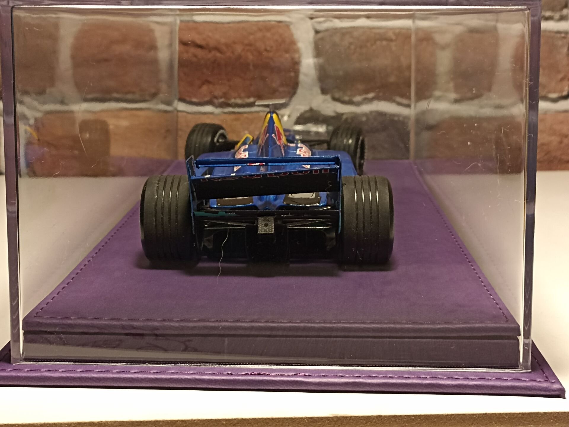 1/18 ÖLÇEK MODELLER İÇİN'MOR DERİ,MOR İPLİK'TABANLI PLEKSİ KUTU.CASE