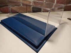 1/18 ÖLÇEKLİ MODELLER İÇİN,DERİ TABANLI PLEKSİ KUTU.CASE